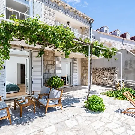 Nina & Paula - Nina Štikovica