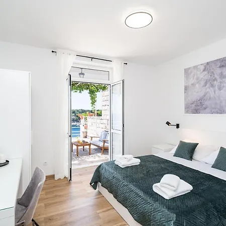 Nina & Paula - Nina *