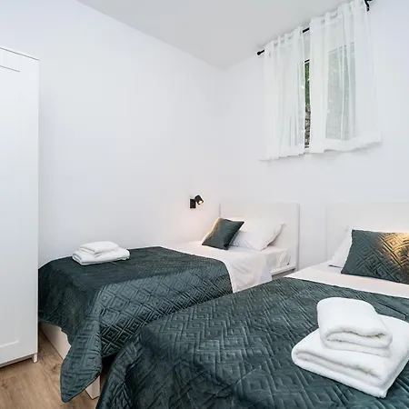 Nina & Paula - Nina * Štikovica